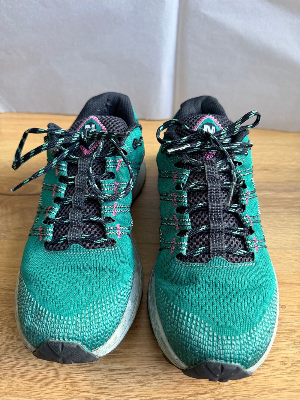 Merrell Women’s Moab Flight Trail Running Shoes in Marine, teal, pink WMN’s Sz 7